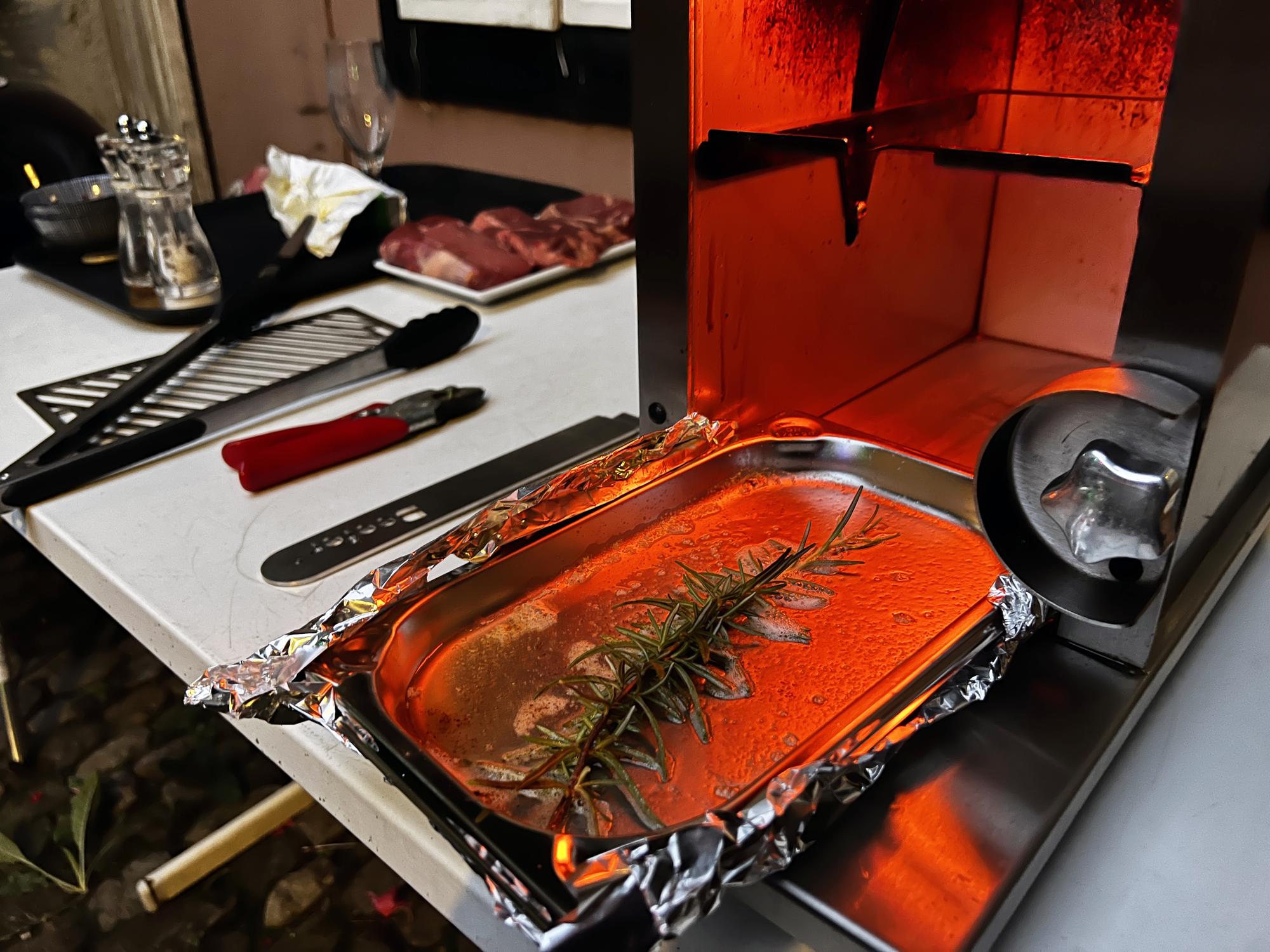 Stół warsztatowy z precyzyjnym urządzeniem sous-vide